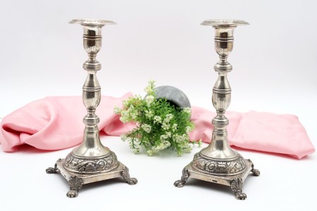 Castiçais em prata com fustes torneados e motivos vegetalistas em alto relevo 
