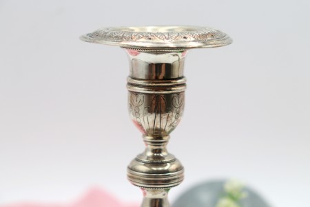 Castiçais em prata com fustes torneados e motivos vegetalistas em alto relevo 