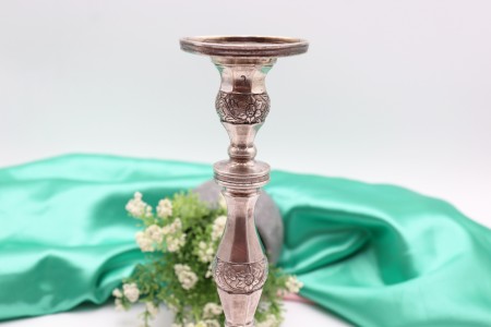 Castiçais em prata com fustes torneados, motivos florais relevados 