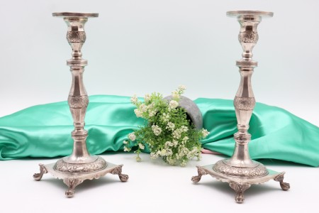 Castiçais em prata com fustes torneados, motivos florais relevados 