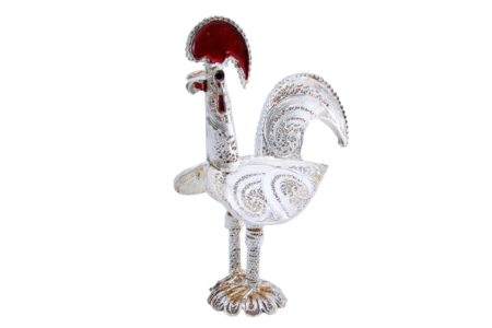 Galo em prata de filigrana com cabeça em tons de esmalte e relevos na base.