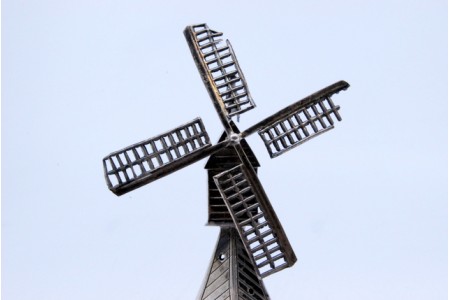 Moinho em prata com relevos e aplicações.