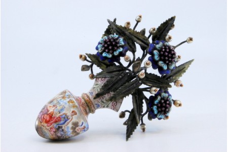 Bouquet de flores em prata e ouro com esmaltes e pérolas em cachepô de cerâmica com cenas galantes.