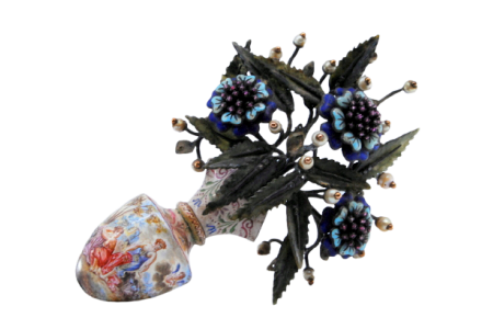 Bouquet de flores em prata e ouro com esmaltes e pérolas em cachepô de cerâmica com cenas galantes.