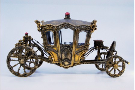  Coche em prata dourada com gravados de armas Portuguesas, grinaldas, figuras angélicas, aplicações de vidro nas portas e janelas