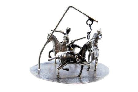   Figuras de cavaleiros em redondel praticando desporto.