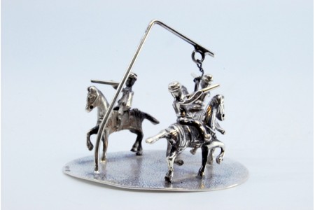   Figuras de cavaleiros em redondel praticando desporto.