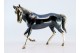 Cavalo em prata nielada em posição de trote.