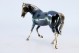 Cavalo em prata nielada em posição de trote.