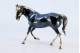 Cavalo em prata nielada em posição de trote.