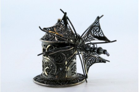 Miniatura de moinho em prata de filigrana.