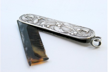Pente em prata com relevos florais e argola de suspensão