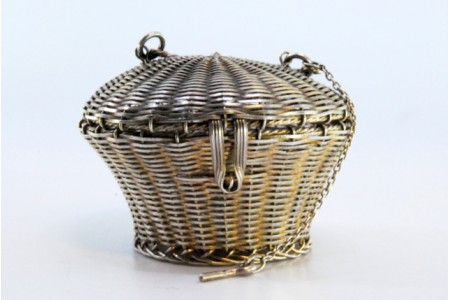 Cesto em prata de formato encanastrado com pega e cabo retorcido no fecho 