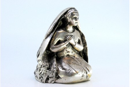 Figura em prata da Virgem Maria ajoelhada com véu.