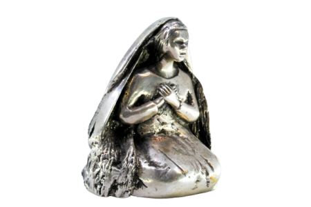 Figura em prata da Virgem Maria ajoelhada com véu.