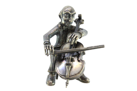 Figura de músico em prata tocando violoncelo.