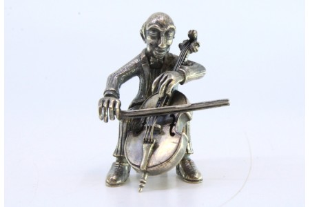 Figura de músico em prata tocando violoncelo.