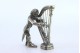 Figura de músico em prata tocando harpa.