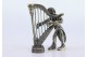 Figura de músico em prata tocando harpa.