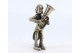 Figura de músico em prata tocando Eufônio. 