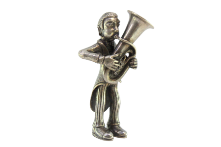 Figura de músico em prata tocando Eufônio. 