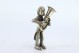 Figura de músico em prata tocando Eufônio. 
