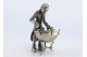 Figura de músico em prata tocando tímpano.