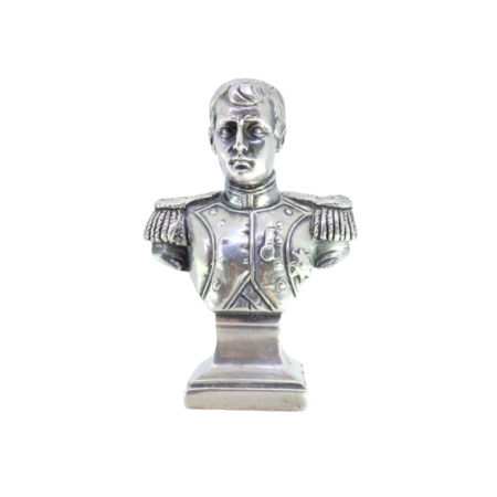 Busto de Napoleão em prata sobre pedestal com uniforme de Coronel da guarda Granadeiro com couraças e dragonas.