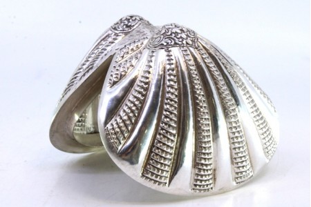 Concha em prata em forma de ameijoa com relevos e dupla tampa basculante.