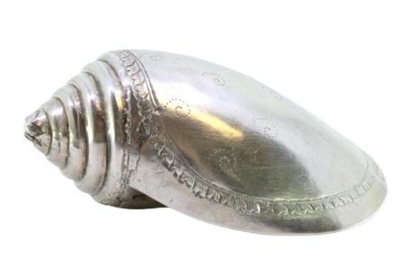Búzio em prata com motivos florais gravados.