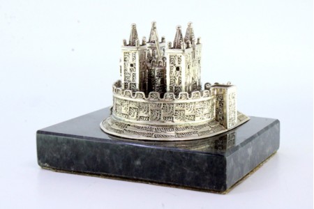 Castelo em prata filigrana com relevos e aplicações assente em base de mármore.