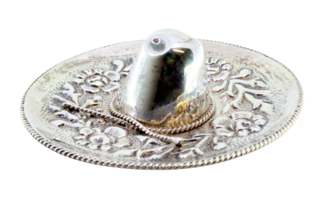 Chapéu mexicano em prata com aplicação e frisos cordeados com motivos florais relevados.