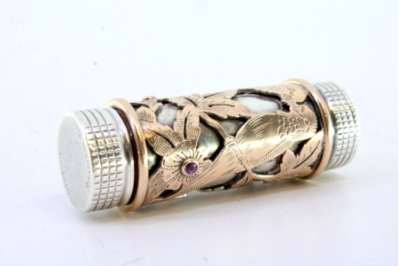  Batom em ouro e prata com recortes e sistema interno para a funcionalidade.