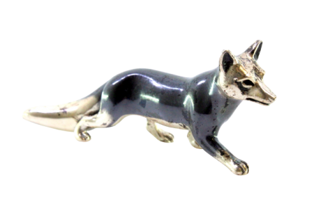 Raposa em prata nielada.