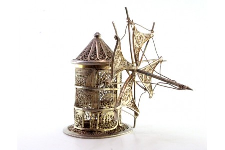 Moinho em prata filigrana com relevos e apilcações.