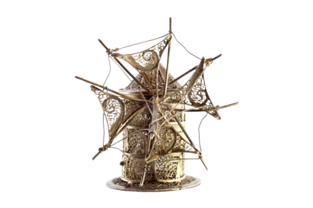 Moinho em prata filigrana com relevos e apilcações.