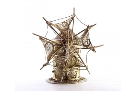 Moinho em prata de filigrana com relevos e aplicações.