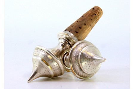 Par de rolhas de garrafas com aplicações em prata.