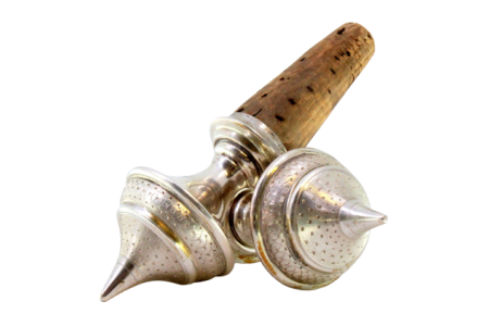 Par de rolhas de garrafas com aplicações em prata.