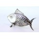  Paliteiro de prata em forma de peixe com escamas relevadas.