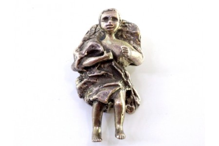 Miniatura em prata de menino Jesus agasalhado no berço.