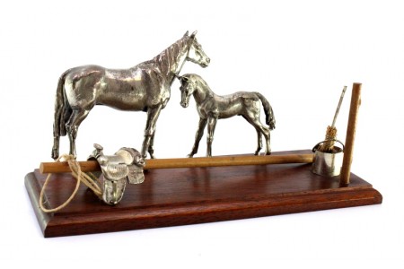 Conjunto de cavalo e potro com sela e balde com esfregona em prata assente em base de madeira envernizada.