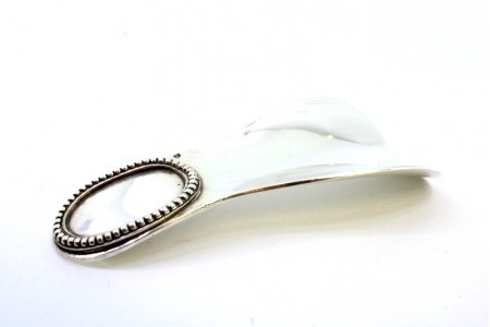 Calçadeira em prata com cartela perlada para monograma.