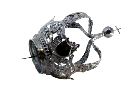 Coroa Mariana em prata oxidada com recortes e motivos florais relevados