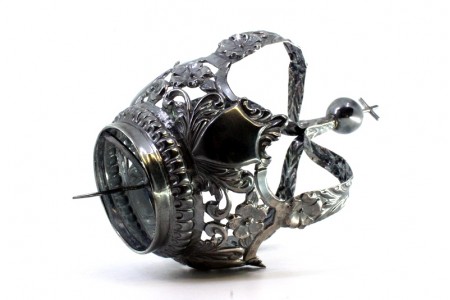 Coroa Mariana em prata oxidada com recortes e motivos florais relevados