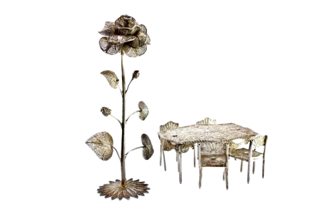 Conjunto de peças em prata de filigrana, mesa, cadeiras e roseira trepadeira.