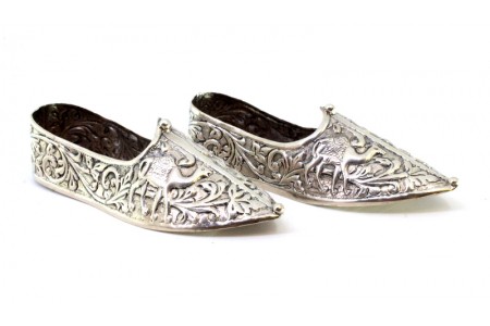 Conjunto de sapatilhas árabes em prata com camelos e relevos vegetalistas.