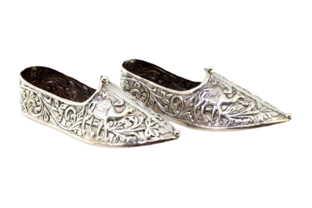 Conjunto de sapatilhas árabes em prata com camelos e relevos vegetalistas.