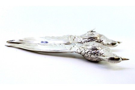 Casal de faisões em prata com relevos e aplicações.