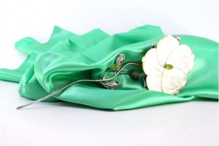  Flor em prata com aplicações e relevos, pétalas de madre pérola e pedras colori